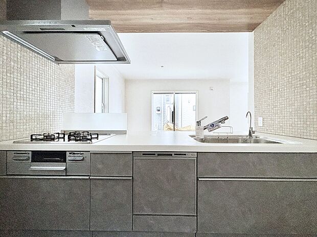 リビングを見渡せる人気のカウンターキッチン。 家族を見守りながら家事をすることができます。