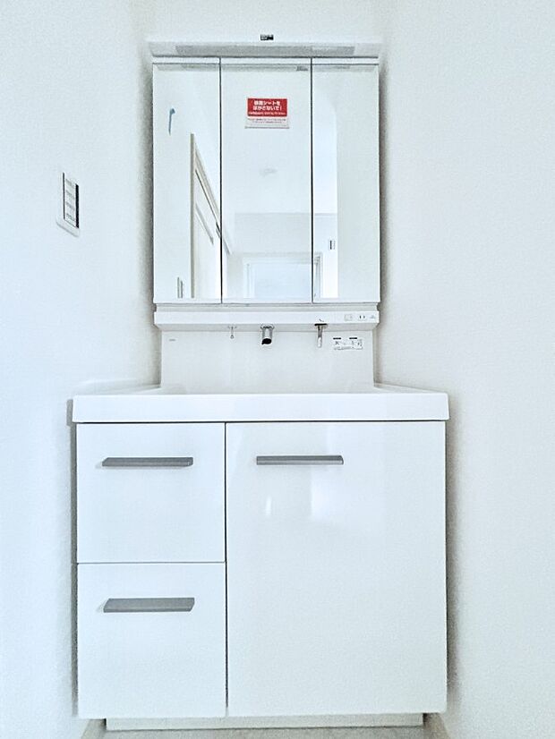 大きく見やすい三面鏡で清潔感ある洗面台は、身だしなみチェックや肌のお手入れにおすすめです。