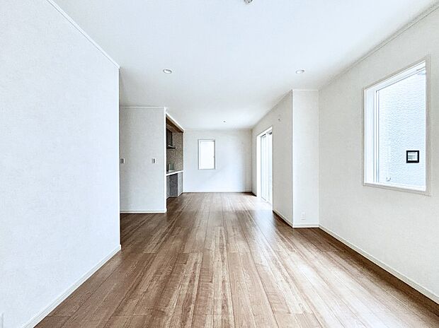 明るい陽光が注ぎ、寛ぎの雰囲気に満たされるダイニング。