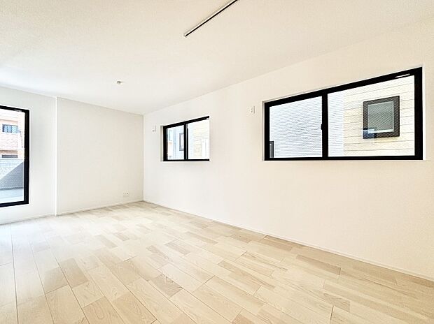 大きな窓からたっぷりの陽光と風を感じられるリビング