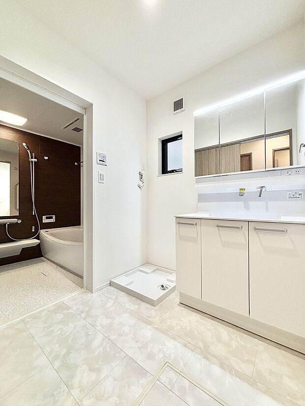 清潔感ある洗面化粧室で朝の身支度も快適