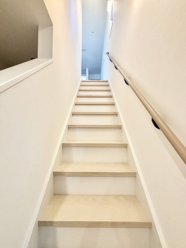 階段は手すり付きなので小さなお子さまやご高齢の方も安心です