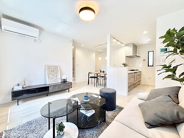 ご家族の賑やかな話し声で包まれる明るいリビング