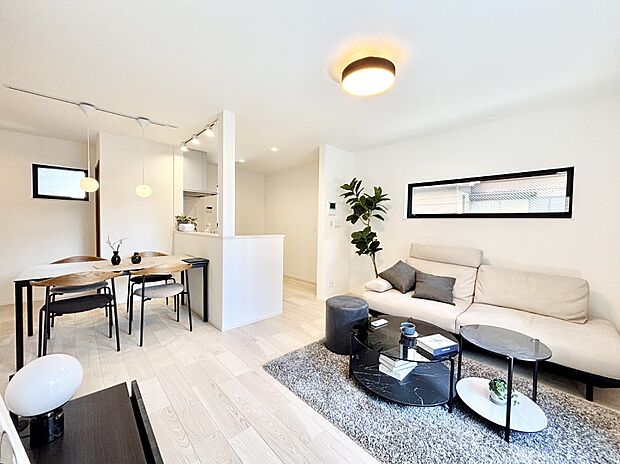 明るい陽光が注ぎ、寛ぎの雰囲気に満たされるリビング・ダイニング。   