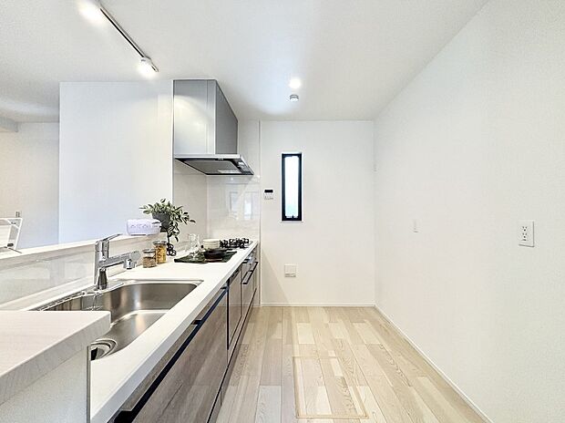 爽やかな風が通り抜けるキッチン。窓があるので明るく換気にも役立ちます。