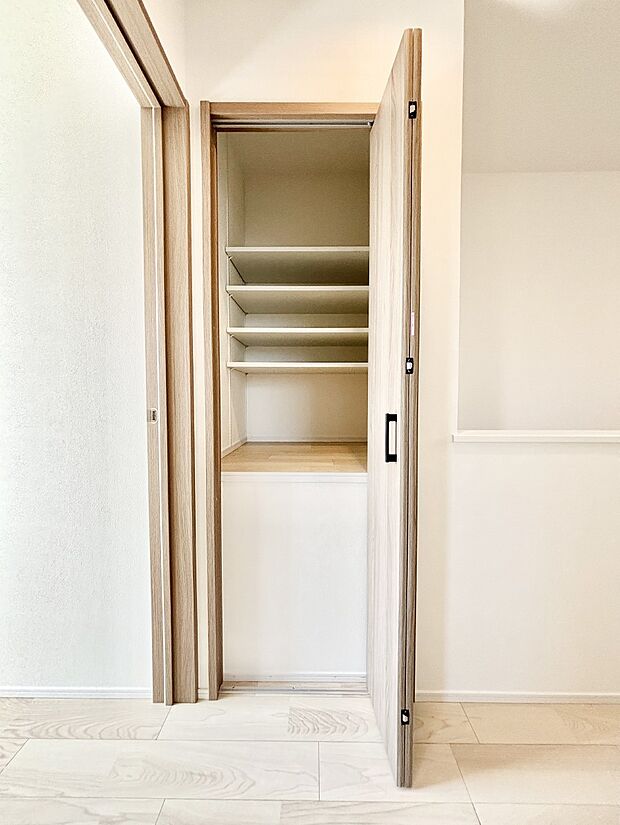 2階廊下収納には掃除用品や日用品のストックなどを収納できます。