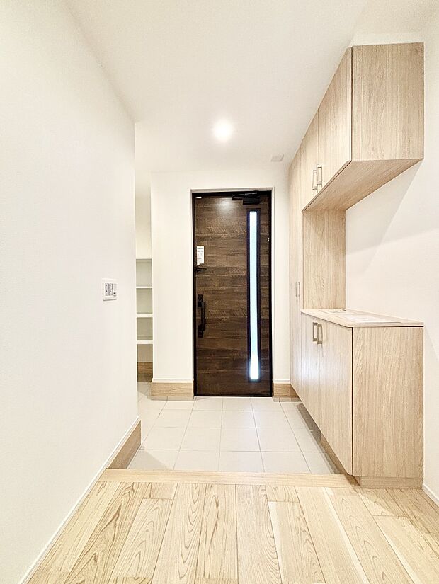 飾り棚を利用して、お越しいただくお客様をおもてなしできます。