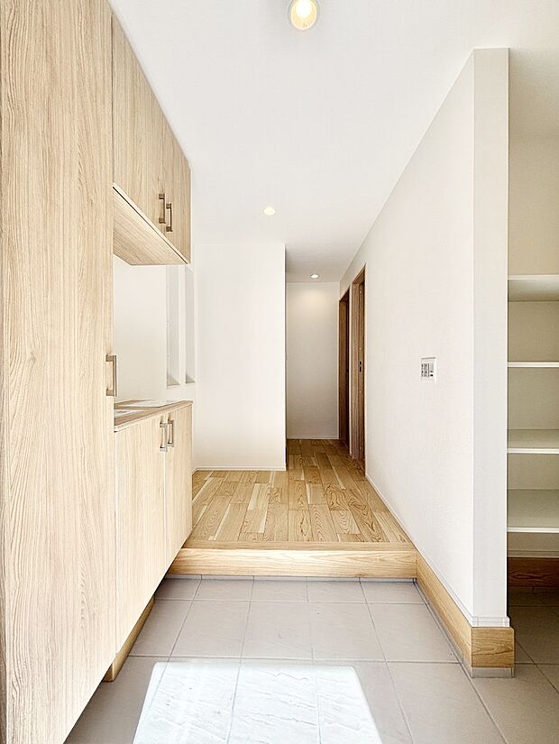 明るい玄関はお客様をお出迎えするのにぴったりです！   