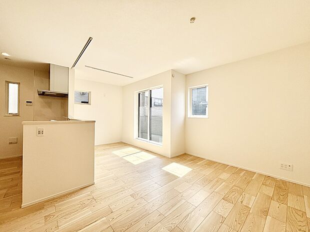 明るい陽光が注ぎ、寛ぎの雰囲気に満たされるリビング・ダイニング。