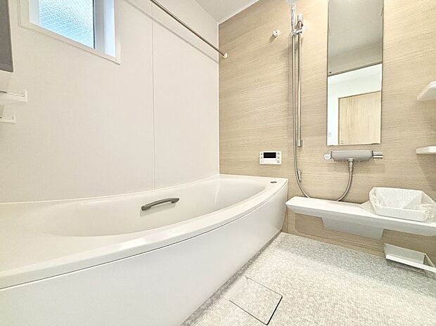 一日の疲れを癒してくれる明るい清潔感のあるバスルーム