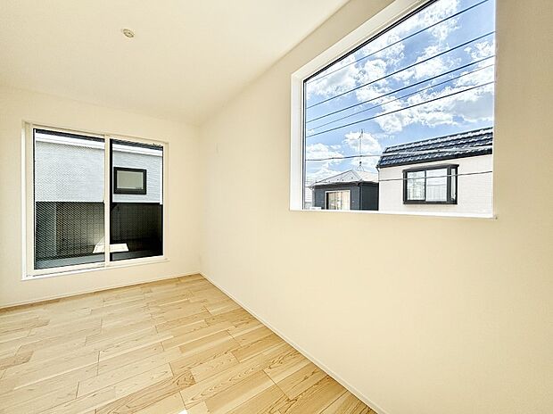 バルコニーが開放感をプラスしてくれる洋室