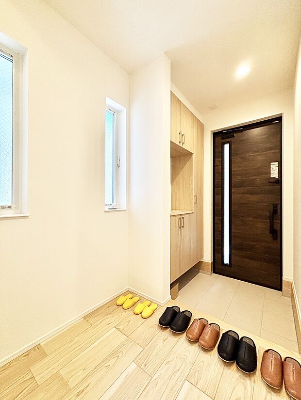 ガラススリットの入った玄関ドアが室内に光を届けてくれます