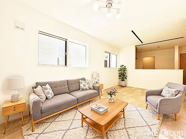 落ち着いた雰囲気のLDKは家族みんなの快適空間※家具はCGです