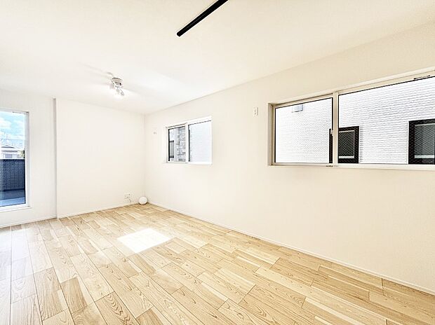 大きな窓からたっぷりの陽光と風を感じられるリビング