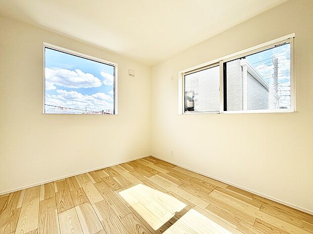 窓からのやさしい光が心地よいプライベートルーム