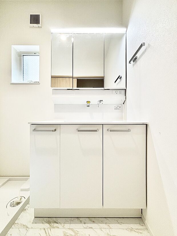 収納力と機能性に優れた洗面化粧台