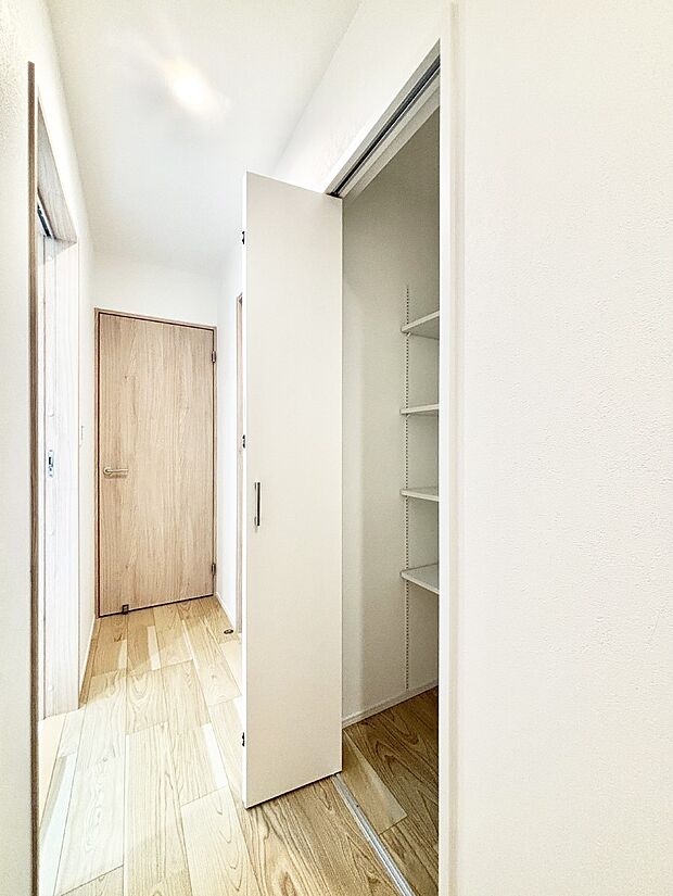 掃除用具や生活雑貨の保管に便利な廊下収納