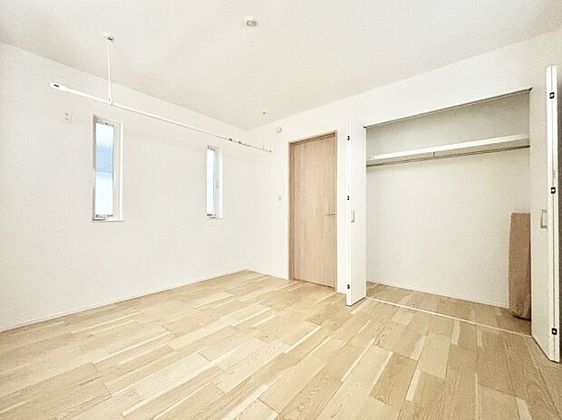 やさしい光がさしこむ居室はしっかり収納付き