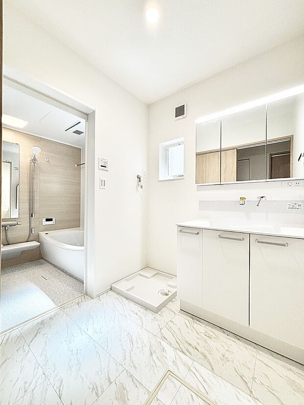 清潔感ある洗面化粧室で朝の身支度も快適