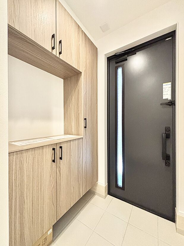 ガラススリットの入った玄関ドアが室内に光を届けてくれます