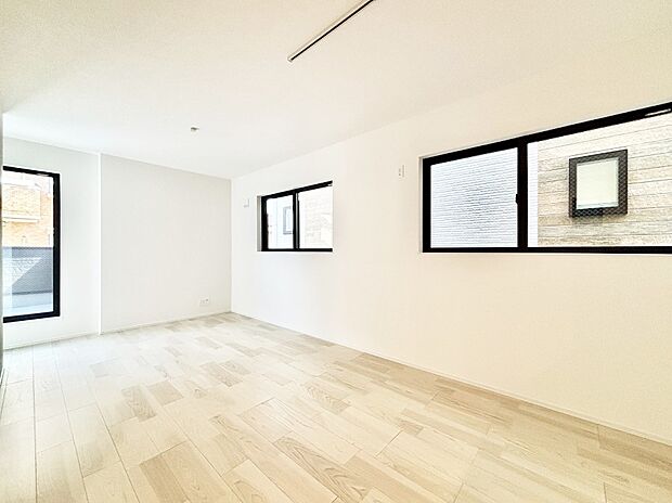 大きな窓からたっぷりの陽光と風を感じられるリビング