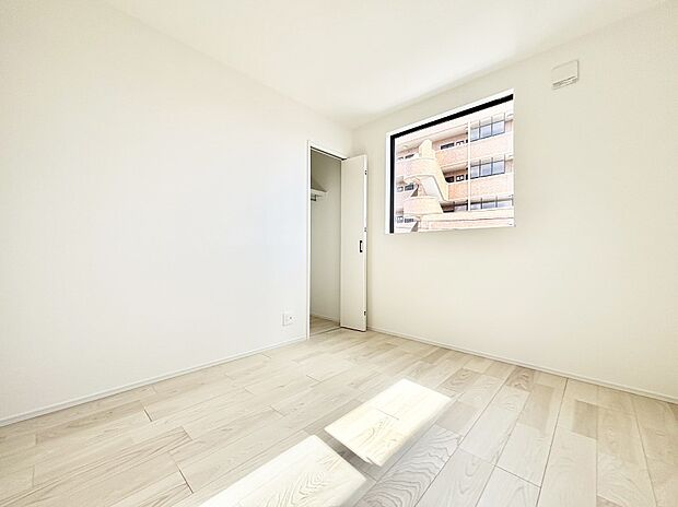 窓からのやさしい光が心地よいプライベートルーム