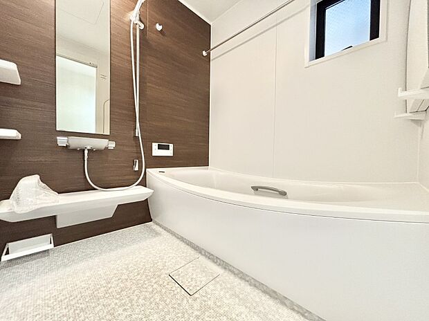 一日の疲れを癒してくれる明るい清潔感のあるバスルーム