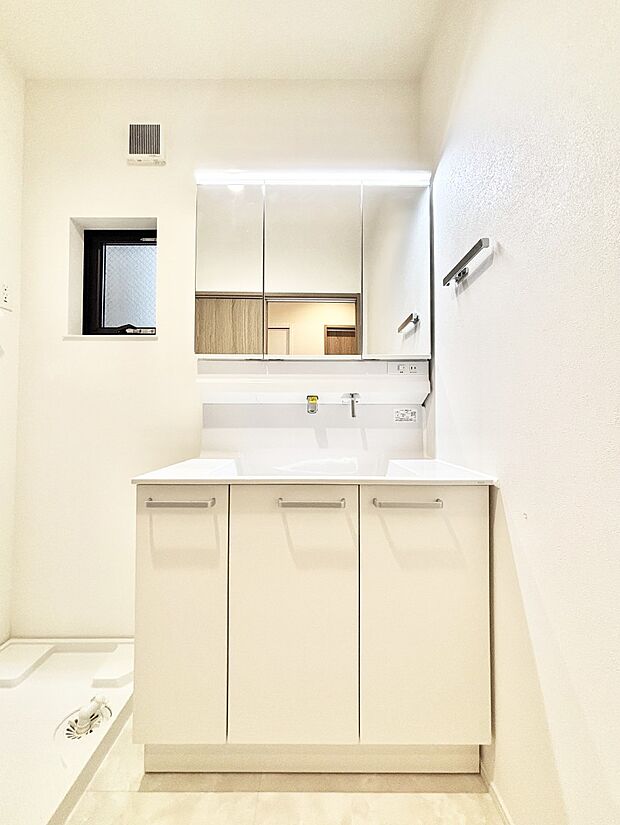 収納力と機能性に優れた洗面化粧台