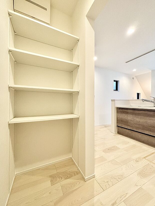 食品のストックや調理器具の保管に便利な可動棚付きパントリー