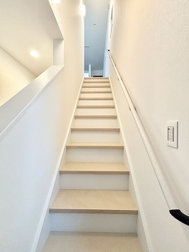 階段は手すり付きなので小さなお子さまやご高齢の方も安心です