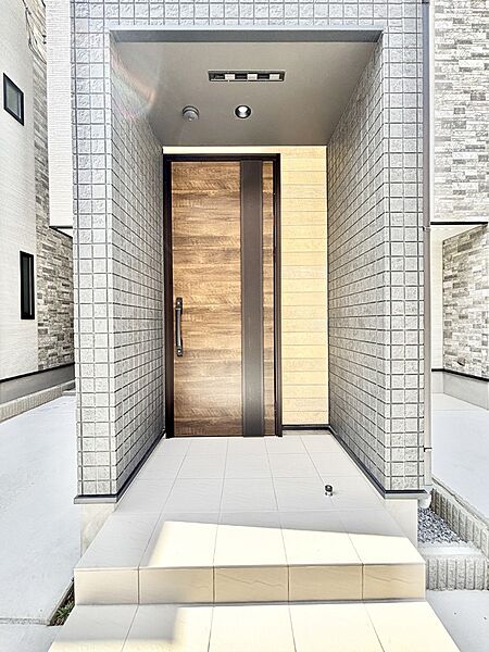 玄関前は雨が降っても濡れにくい屋根付き