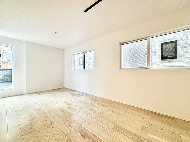 大きな窓からたっぷりの陽光と風を感じられるリビング