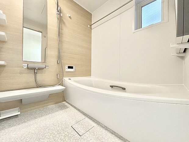 一日の疲れを癒してくれる明るい清潔感のあるバスルーム