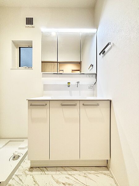 収納力と機能性に優れた洗面化粧台