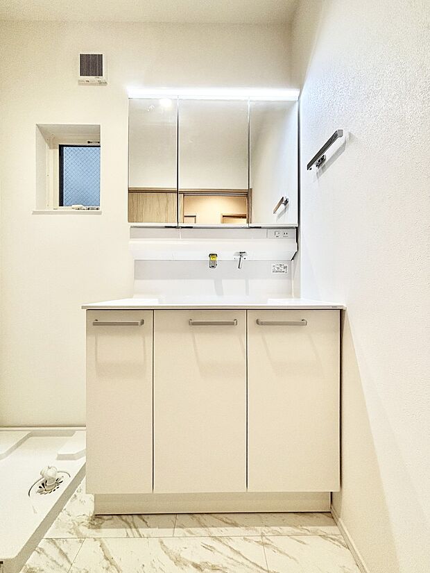 収納力と機能性に優れた洗面化粧台