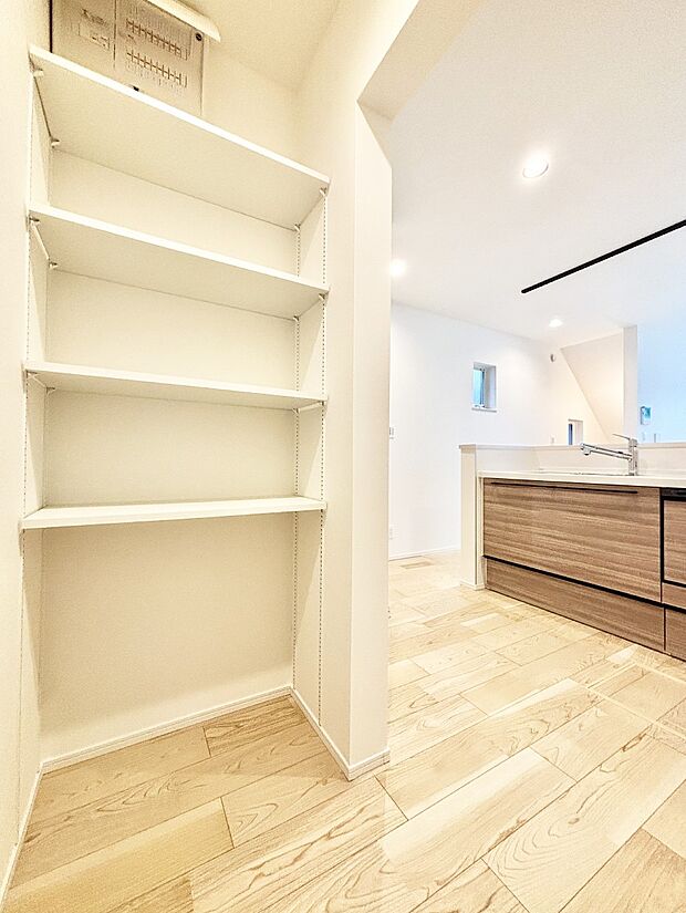 食品のストックや調理器具の保管に便利な可動棚付きパントリー