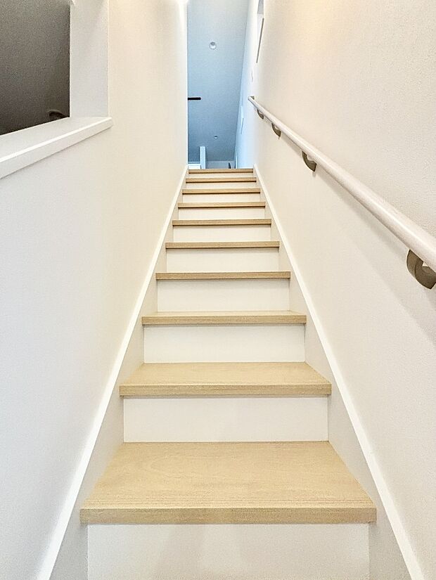 階段は手すり付きなので小さなお子さまやご高齢の方も安心です