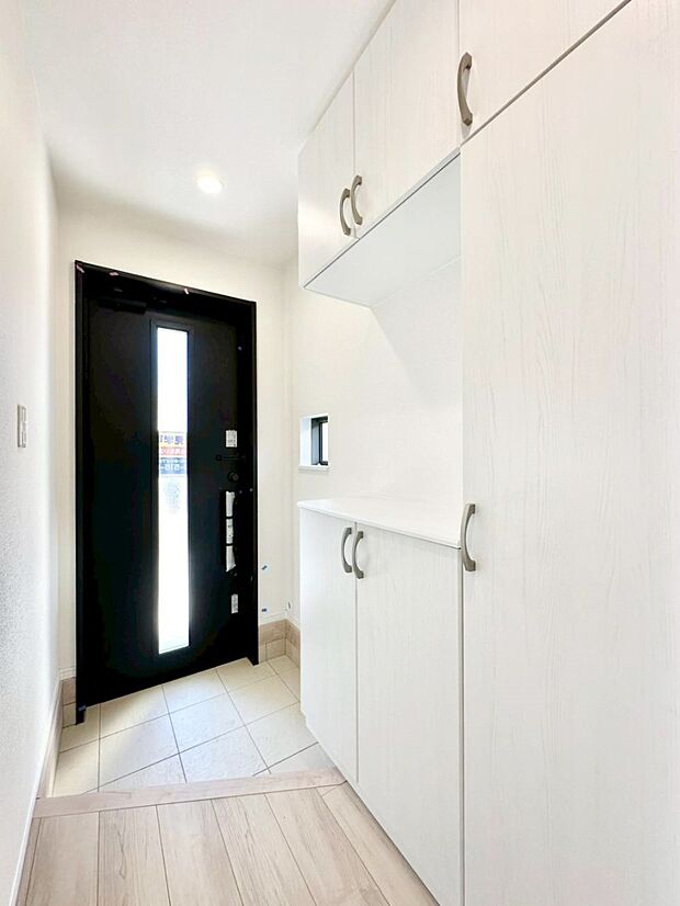 明るい玄関はお客様をお出迎えするのにぴったりです！ 