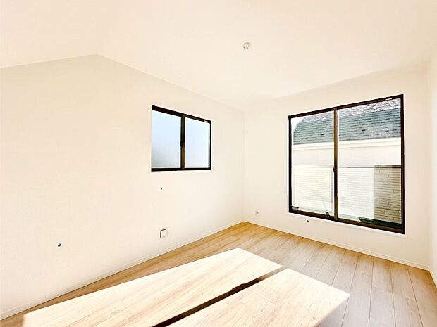 明るいバルコニーサイドに洋室を設置。目覚めの良い寝室に。