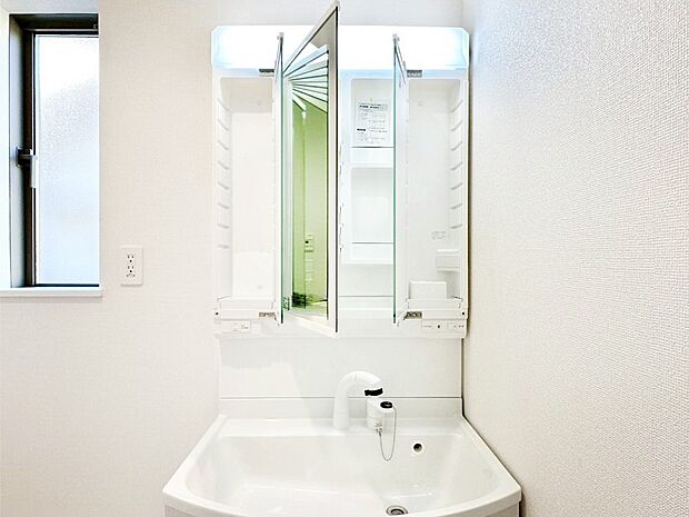 三面鏡の裏に、化粧品や衛生用品などを収納可能。洗面台をすっきりと保ちます！  