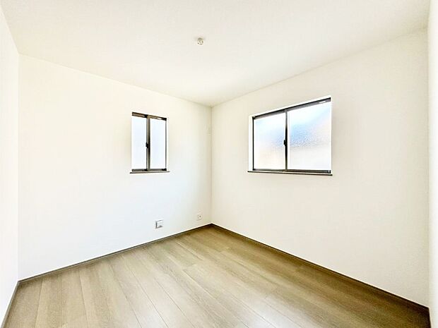 窓からのやさしい光が心地よいプライベートルーム