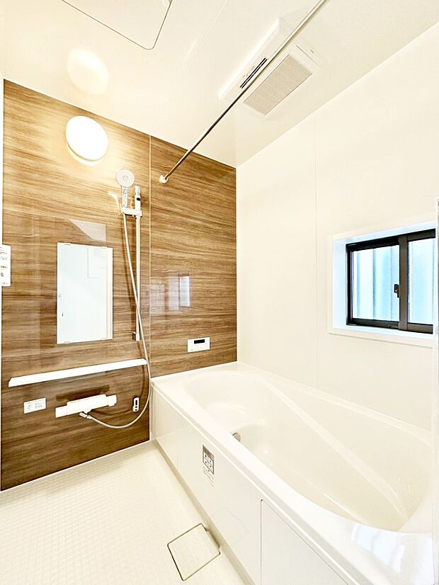 一日の疲れを癒してくれる明るい清潔感のあるバスルーム