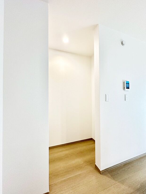 食品のストックや調理器具の保管に便利なパントリー