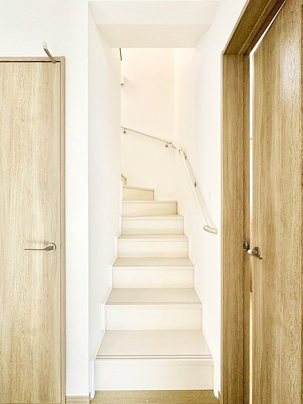 階段は手すり付きなので小さなお子さまやご高齢の方も安心です