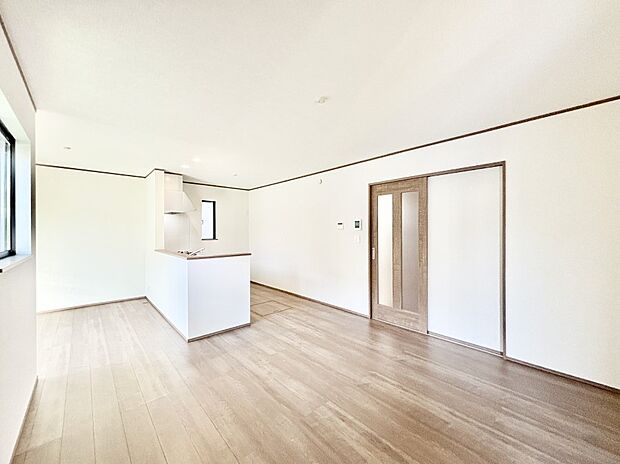 ご家族の賑やかな話し声で包まれる明るいリビング