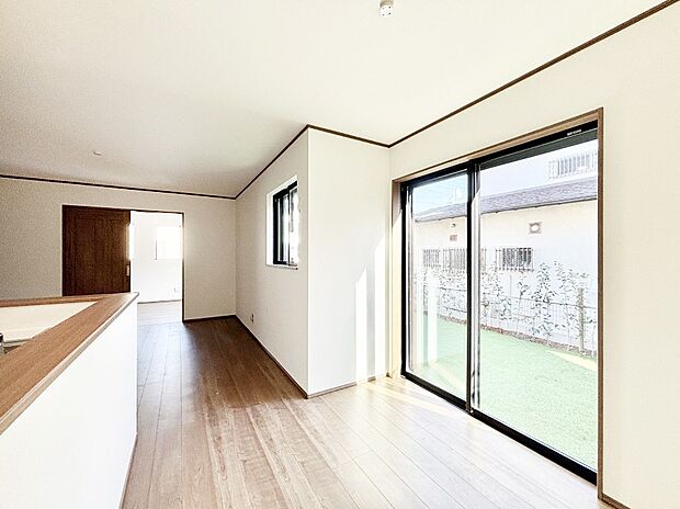 大きな窓からたっぷりの陽光と風を感じられるリビング