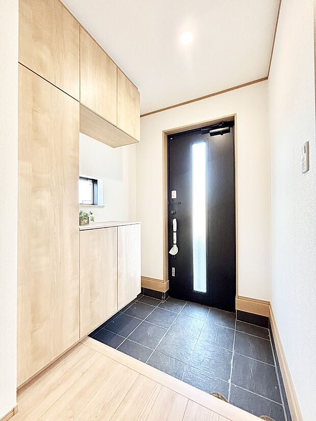 ガラススリットの入った玄関ドアが室内に光を届けてくれます