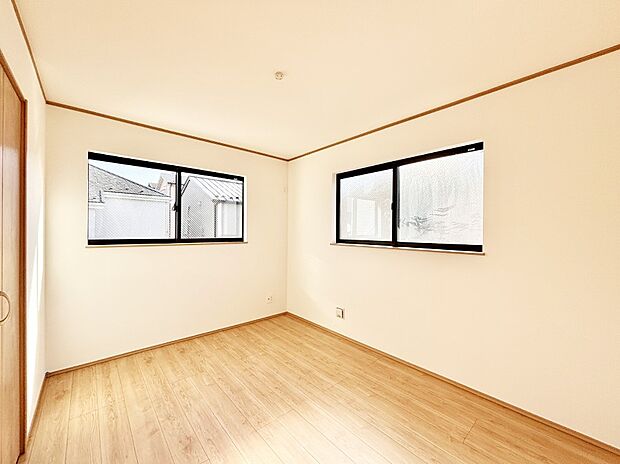 窓からのやさしい光が心地よいプライベートルーム