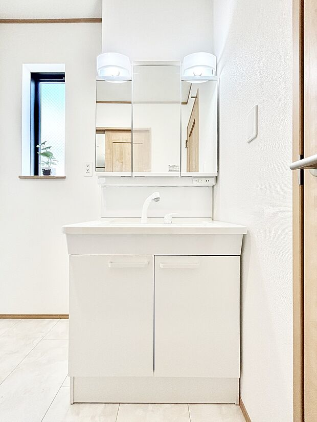 収納力と機能性に優れた洗面化粧台