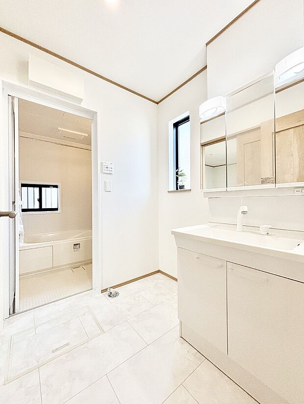 清潔感ある洗面化粧室で朝の身支度も快適